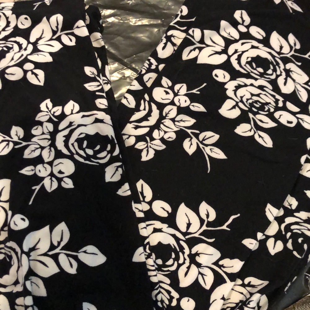 Agnes & Dora s/m black white rose leggings